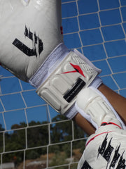 TIGER WHITE & RED — detalhe do pulso